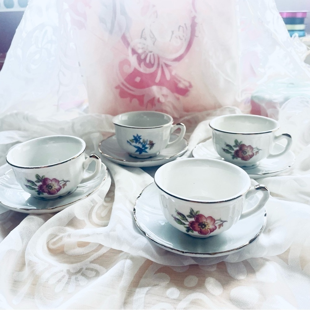 ☕✨ Vintage Mini Tea Set for Kids – White Porcelain with Gold Trim 💛